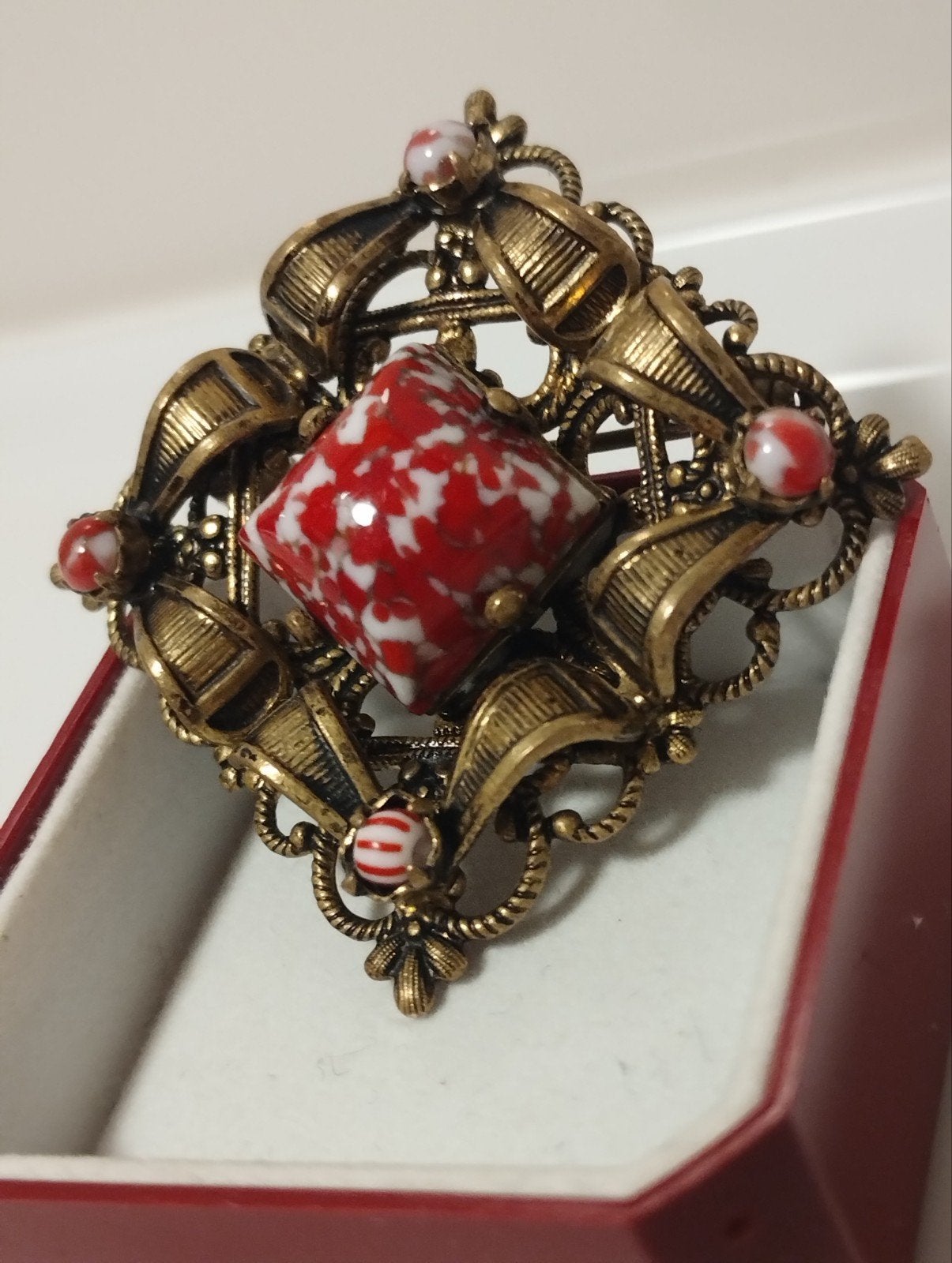Art Deco opaque coral matrix glass broche, Sieraden, Tassen en Uiterlijk, Ophalen of Verzenden, Overige materialen, Broche