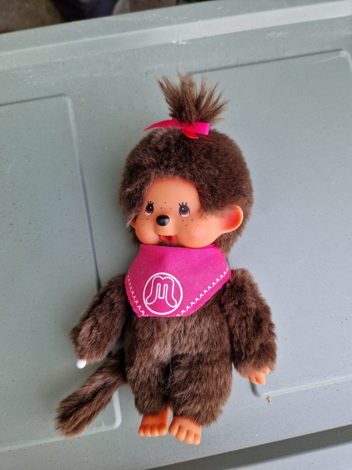 Monchhichi knuffel bruin met roze bandana en strikje, Gebruikt, Overige merken, Overige karakters, Ophalen of Verzenden