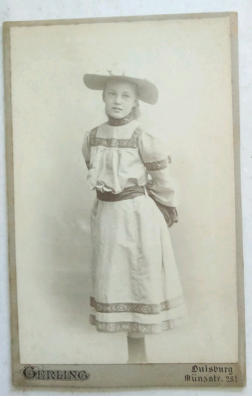 Antieke Foto: Meisje in Klederdracht, Duisburg rond 1900, Ophalen of Verzenden, Voor 1940, Gebruikt, Klederdracht