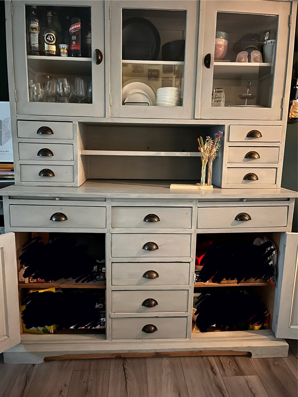 Foto 2 van Landelijk dressoir/buffetkast met veel opbergruimte