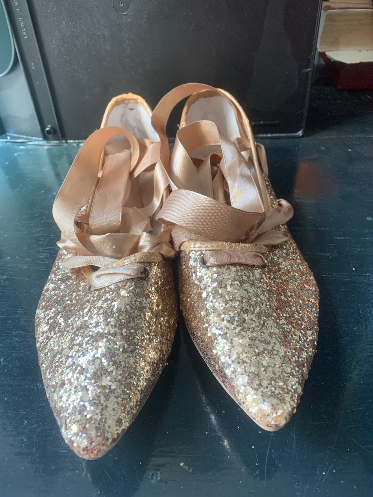 Gouden glitter ballerina's met linten, Kleding | Dames, Schoenen, Ophalen of Verzenden, Gedragen, Overige kleuren, Ballerina's