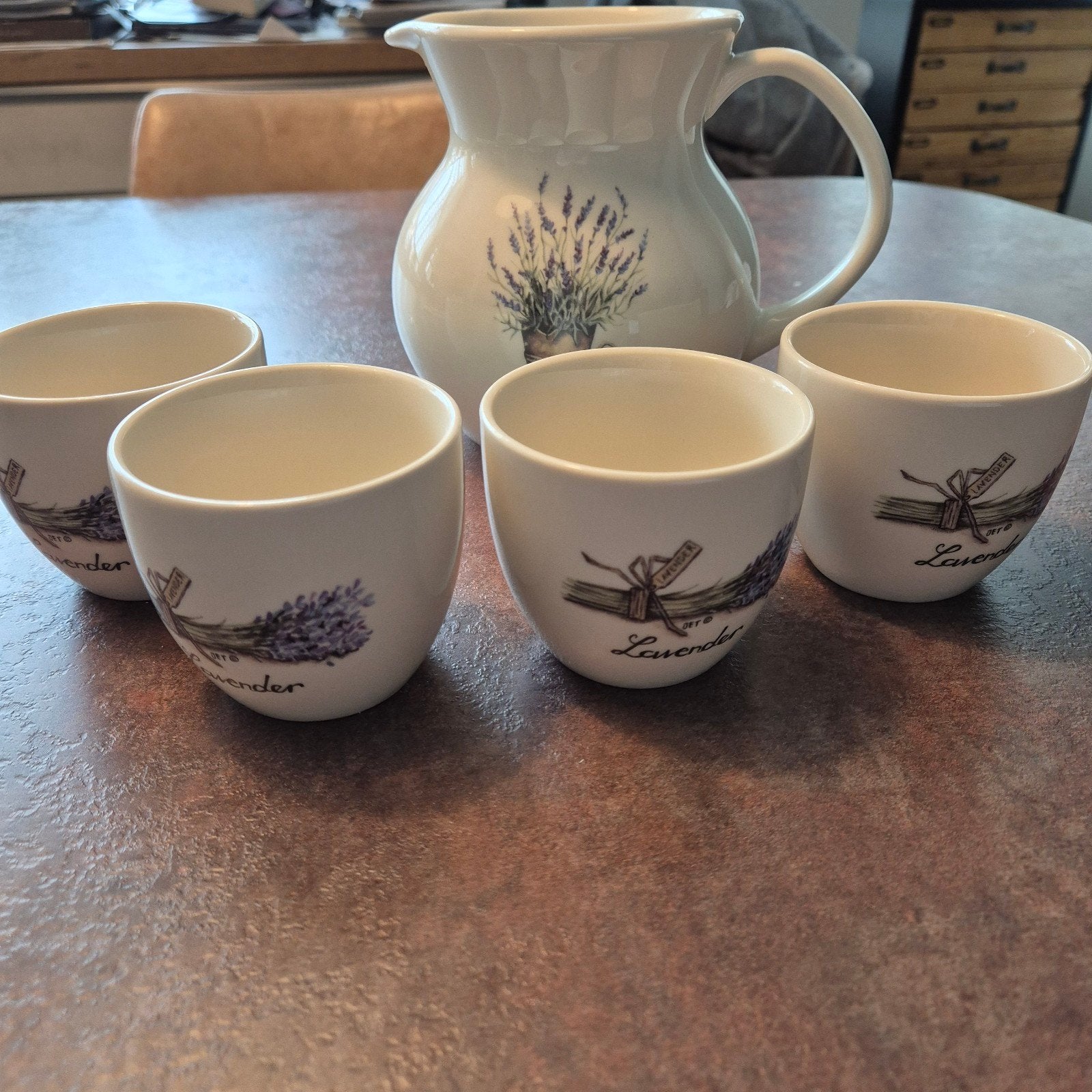 Waterkan/Sapkan met 4 mokken - Lavendel - By Jet ter Stege, Ophalen of Verzenden, Zo goed als nieuw, Overige stijlen, Kop(pen) en/of Schotel(s)