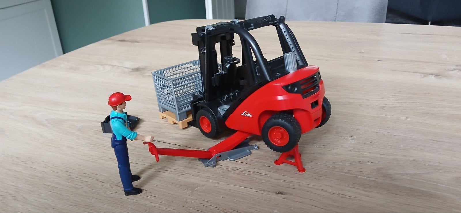 Bruder Linde H30D Vorkheftruck Speelgoed met Figuur, Ophalen of Verzenden, Zo goed als nieuw