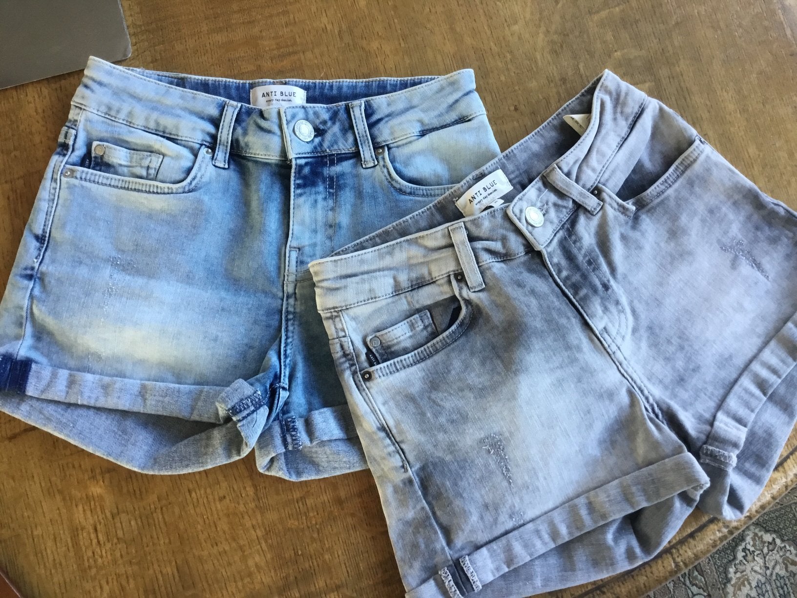 2 korte spijkerbroekjes XS Anti Blue - Grijs & Blauw, Kleding | Dames, Broeken en Pantalons, Kort, Blauw, Ophalen of Verzenden