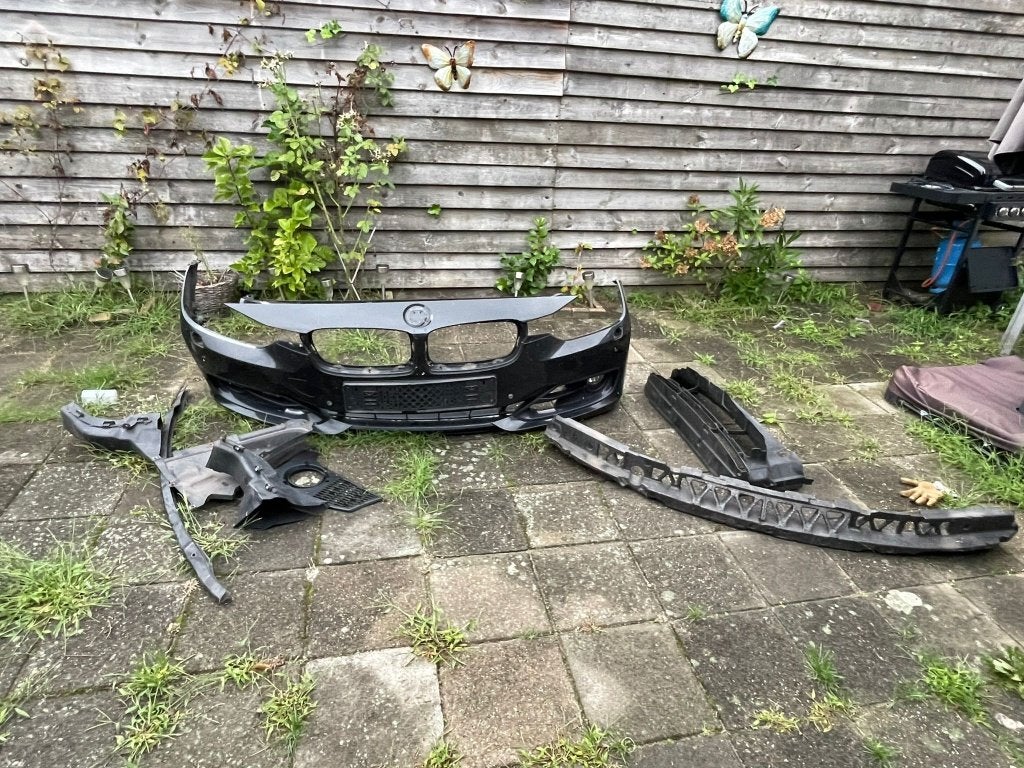 BMW F30 328i M Sport voorbumper zwart – 2014, Ophalen, Gebruikt, Voor, Bumper