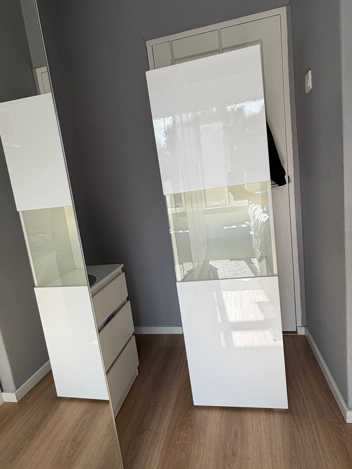 Witte vitrinekast met planken en deuren, Ophalen, Minder dan 50 cm, Zo goed als nieuw, 150 tot 200 cm
