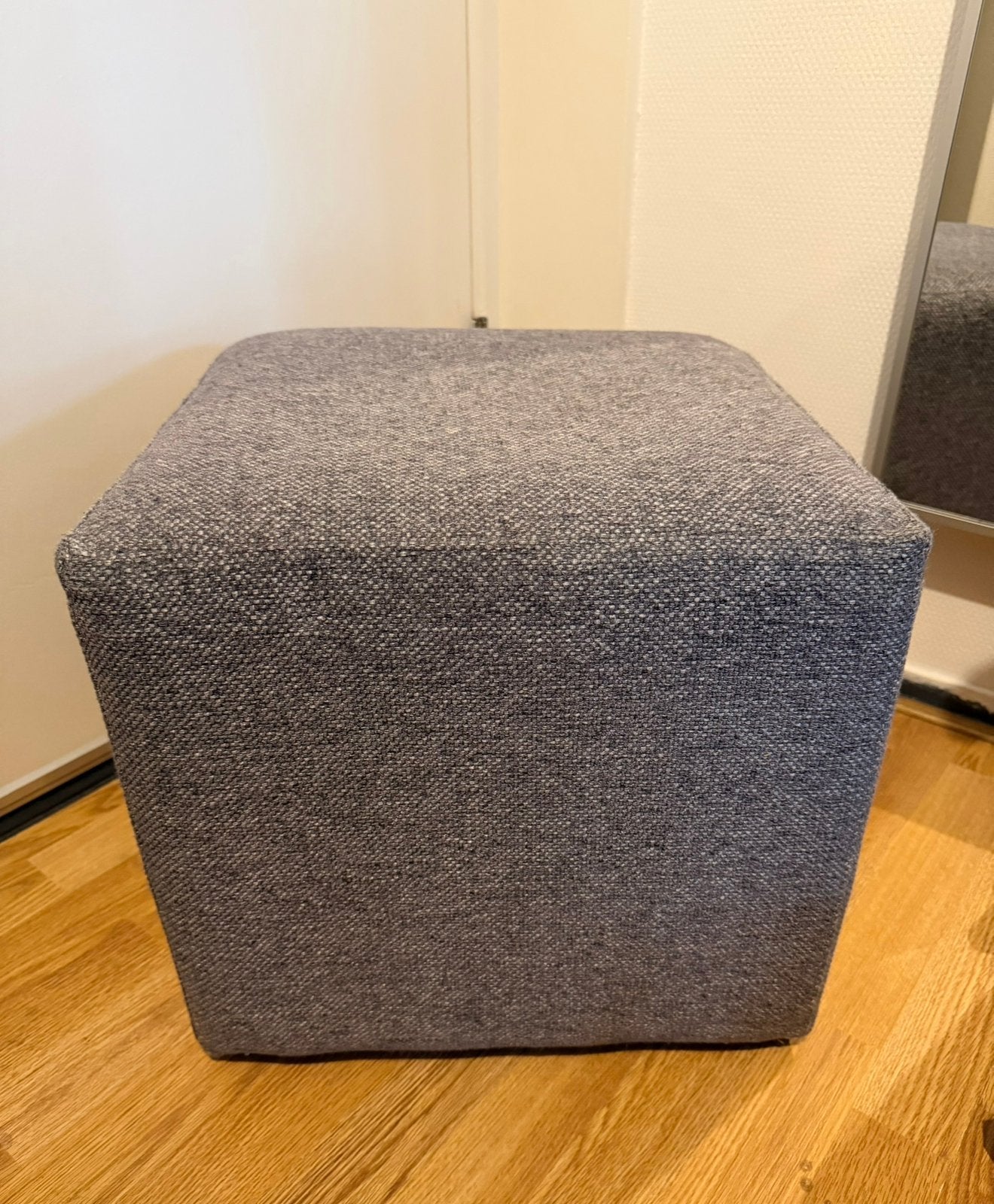 TEAB grijs grijze melee stof hocker poef kruk vierkant, Ophalen, Minder dan 50 cm, Gebruikt, Vierkant