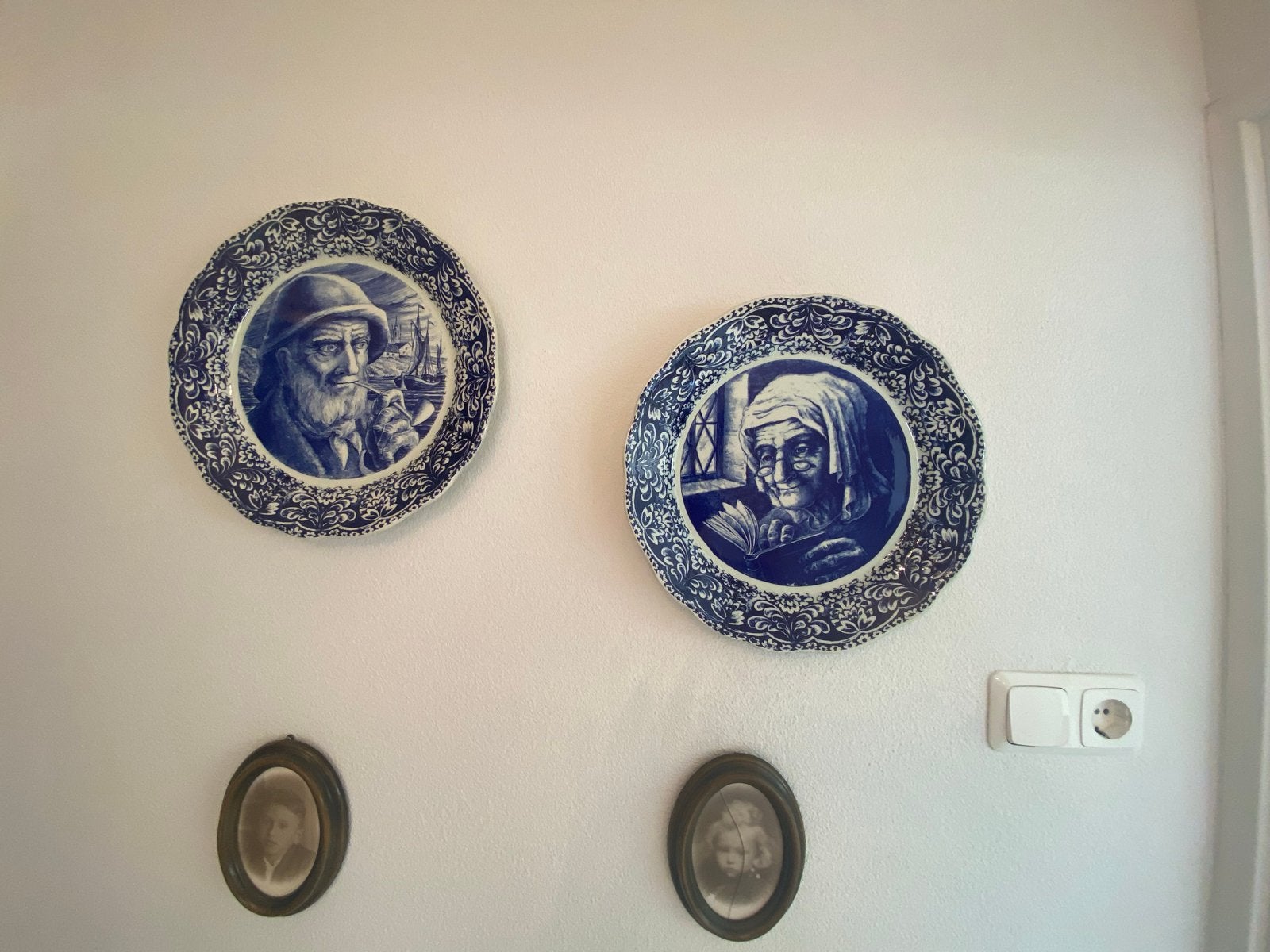 Twee Delfts blauwe sierborden voor aan de muur, Ophalen