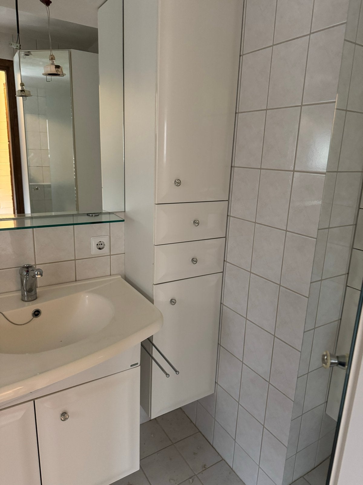 Complete badkamer met hoekkast en spiegel, Huis en Inrichting, Badkamer | Complete badkamers, Ophalen, Gebruikt, Met douche