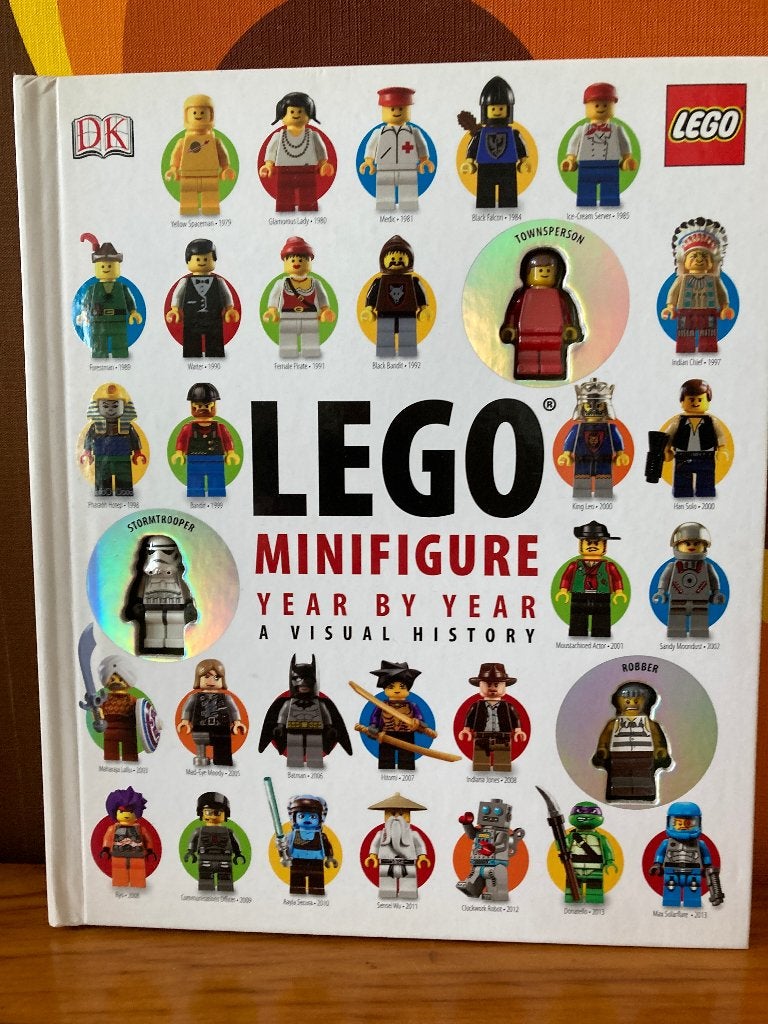 Boek Lego mini figuren year by year 2013 Lego poppetjes, Ophalen of Verzenden, Zo goed als nieuw, Overige onderwerpen