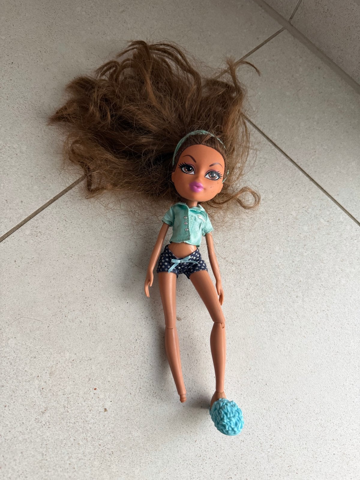 Bratz pop met kleding en één schoen, Ophalen of Verzenden, Gebruikt, Overige typen