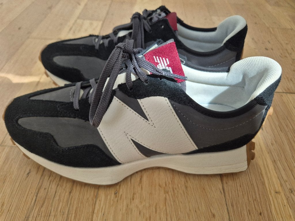 New Balance 327s Very Good Condition, Zwart, New Balance, Ophalen of Verzenden, Sneakers of Gympen