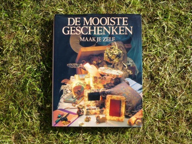 De mooiste geschenken maak je zelf    9065907009, Ophalen of Verzenden, Zo goed als nieuw, Overige materialen, Knutselboek