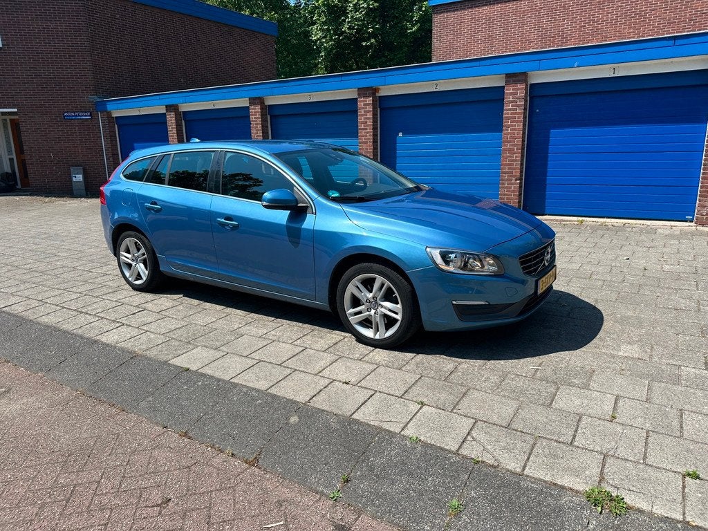 Volvo V60 1.6 T3 Momentum AUTOMAAT NW APK Sky Blue, Auto's, Volvo, Stof, Gebruikt, 4 cilinders, 150 pk