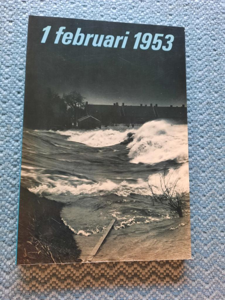 1 februari 1953 - Paperback over de watersnoodramp, Ophalen of Verzenden, Gelezen, Ad Zuiderent (redactie), Nederland