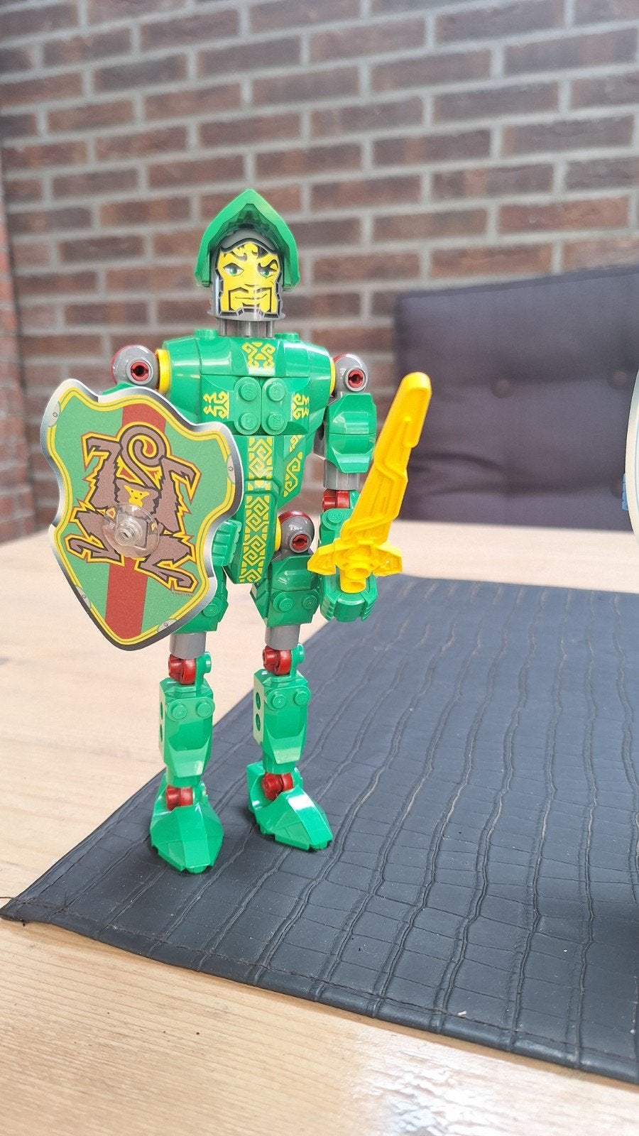 Lego Bionicle ridder met schild en zwaard, Ophalen of Verzenden, Zo goed als nieuw