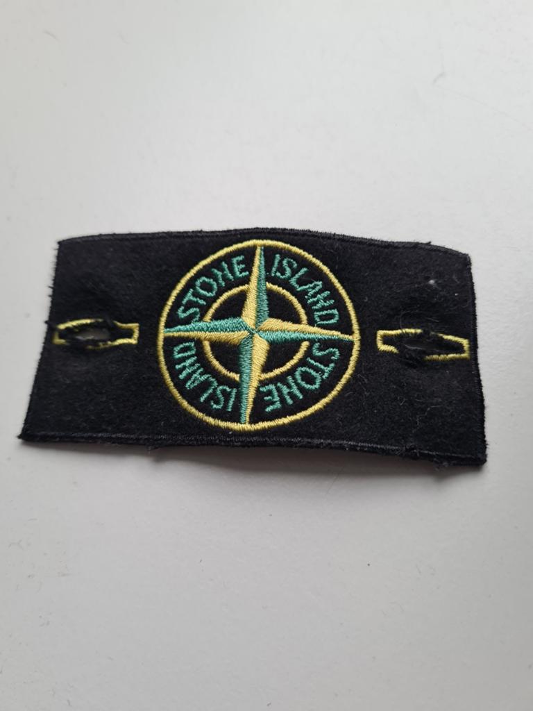 Stone Island badge - Zwart met geel/groen logo, Hobby en Vrije tijd, Ophalen of Verzenden