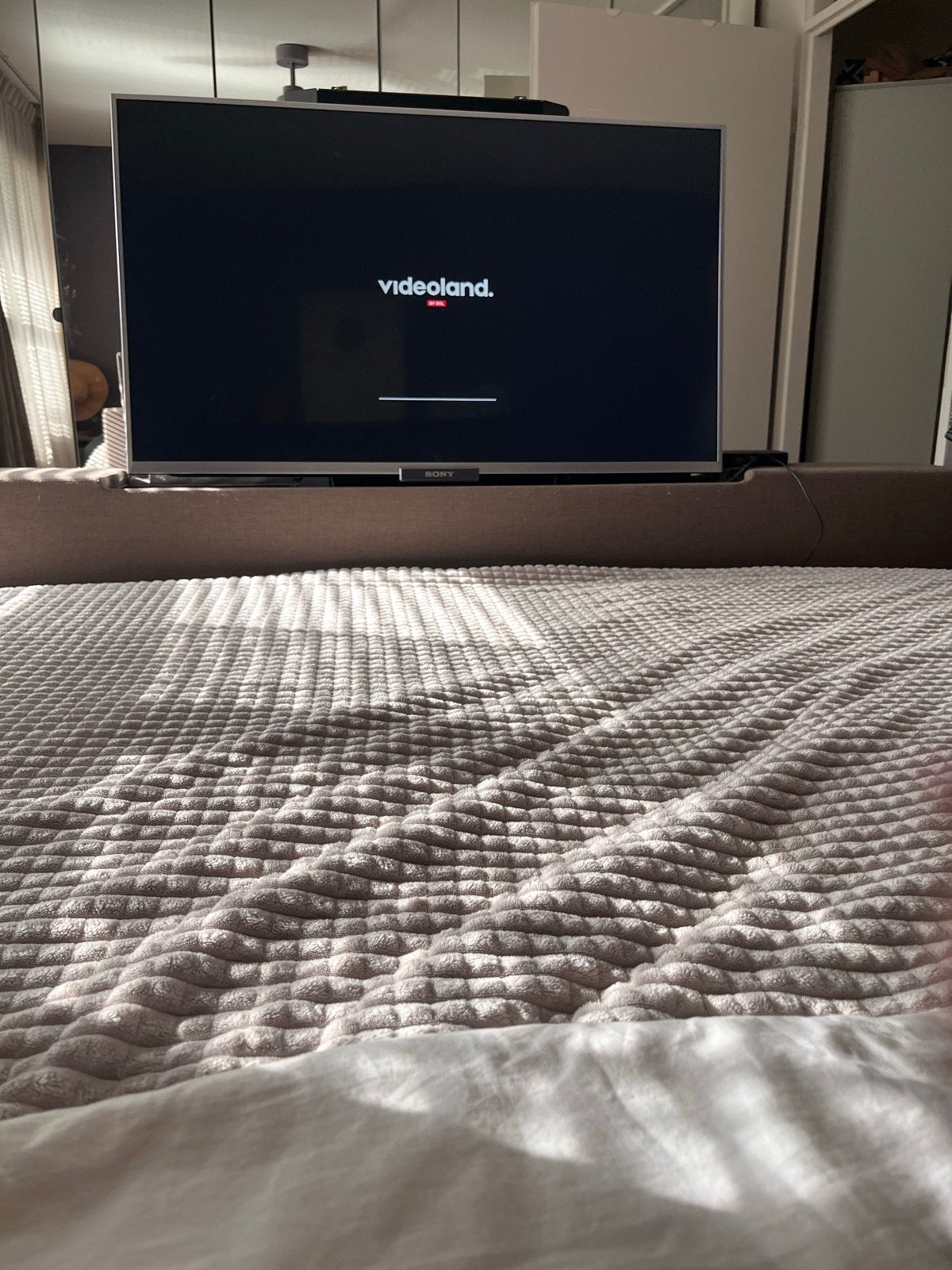Tweepersoons bed met TV-lift en opbergruimte, Gebruikt, Bruin, Tweepersoons, Ophalen of Verzenden