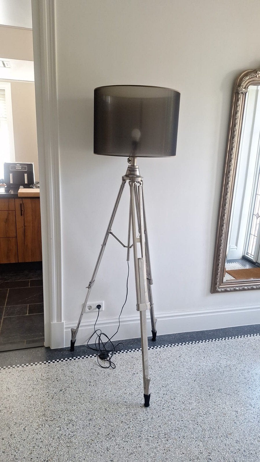 Stijlvolle vloerlamp op driepoot met donkere kap, Gebruikt, Industrieel, Modern, Textiel, 150 tot 200 cm