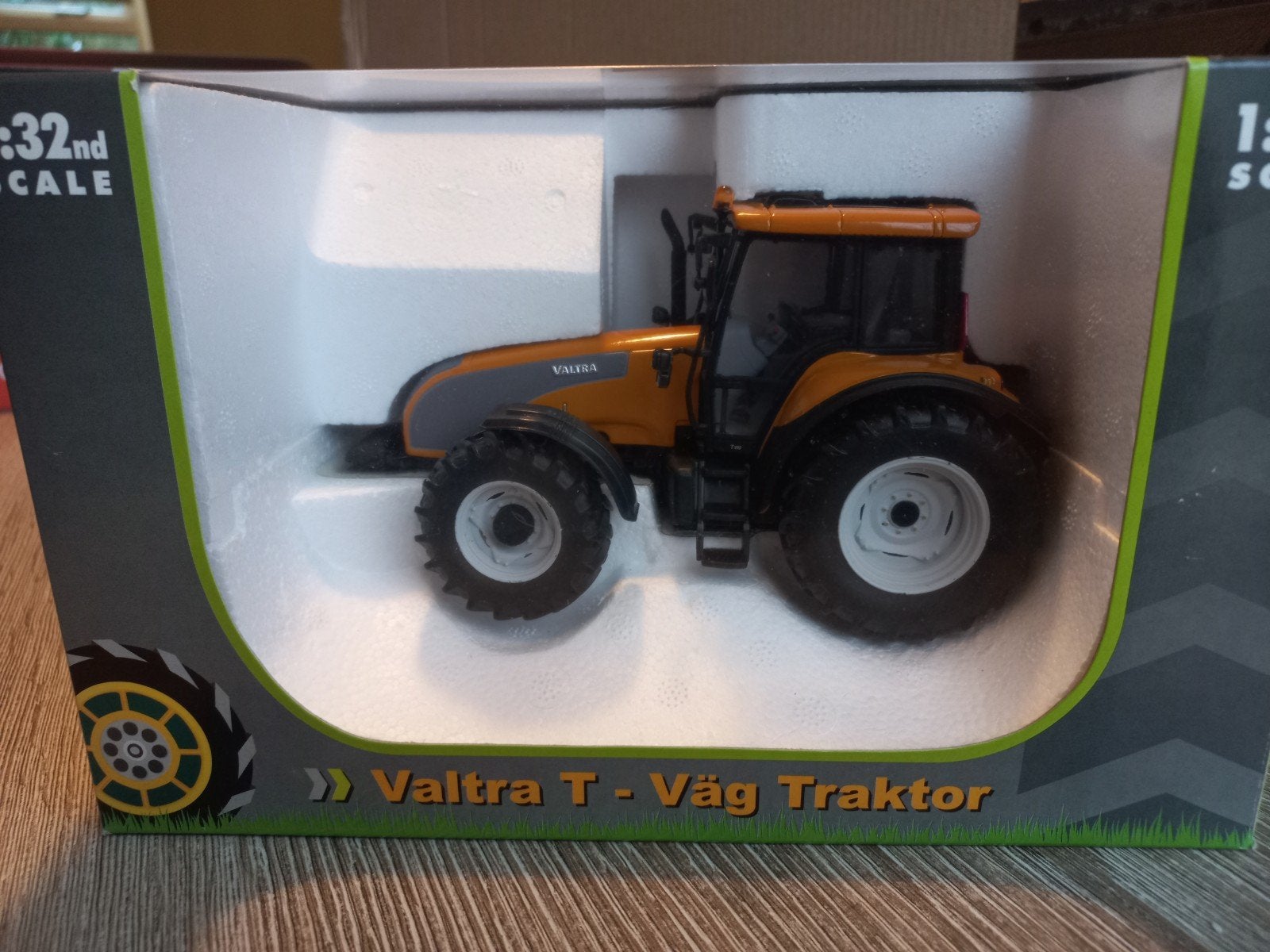 Valtra T Oranje Special Limited Edition UH, Hobby en Vrije tijd, Ophalen of Verzenden, Zo goed als nieuw, Tractor of Landbouw