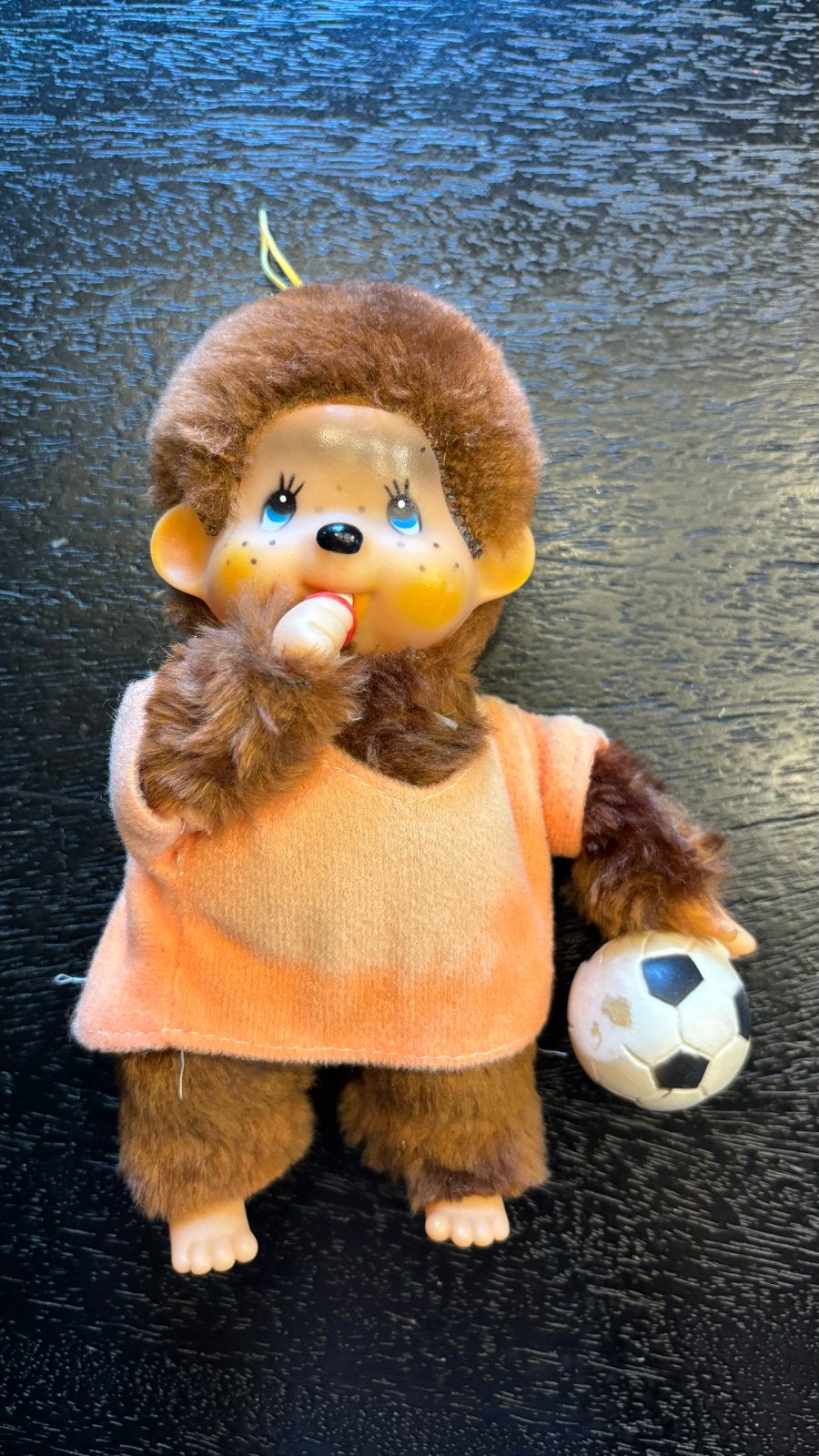 Vintage Monchhichi met voetbal en oranje shirt, Gebruikt, Overige merken, Overige karakters, Ophalen of Verzenden