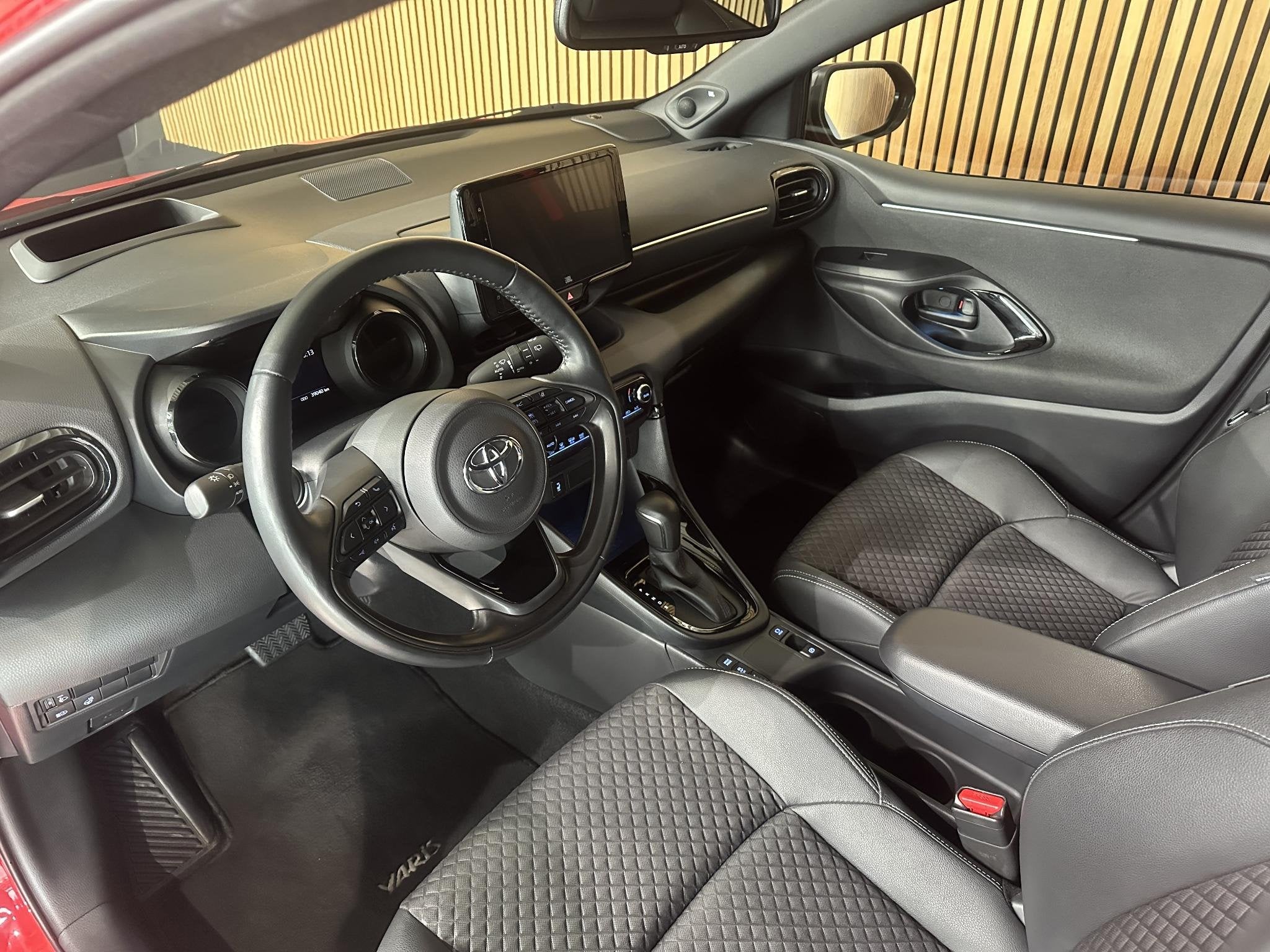 Toyota Yaris 1.5 Hybrid Executive HUD | Camera | JBL | Stoel, 450 kg, Gebruikt, Euro 6, 1490 cc