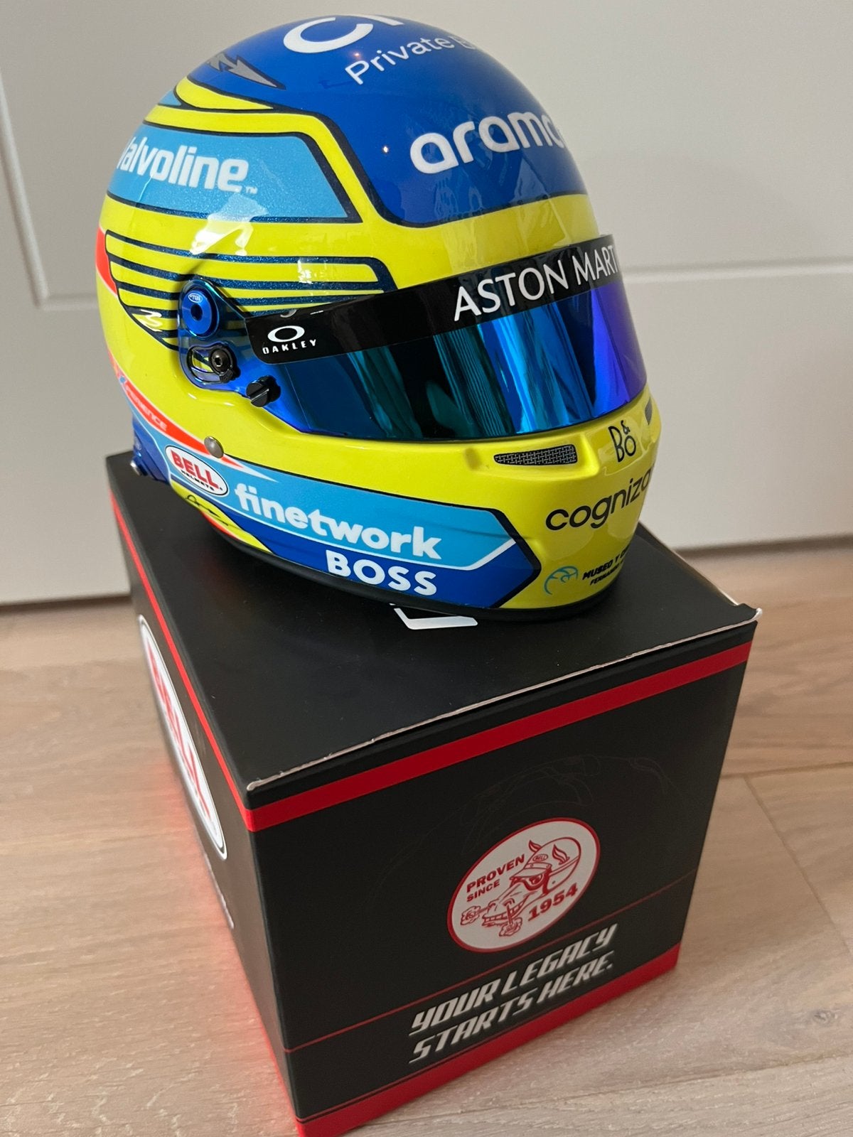 Fernando Alonso Aston Martin 2024 seizoenshelm Bell 1:2, Ophalen of Verzenden, Zo goed als nieuw, Auto's