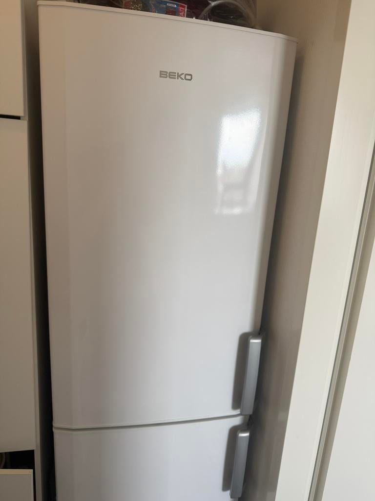 Beko koelkast en vriescombinatie, Witgoed en Apparatuur, Koelkasten en IJskasten, 200 liter of meer, 60 cm of meer, Met aparte vriezer