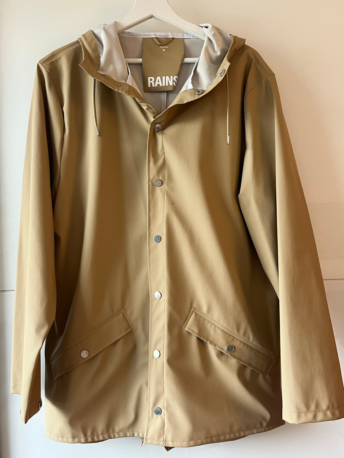 Rains regenjas in beige, maat M, Ophalen of Verzenden, Zo goed als nieuw, Maat 38/40 (M), Beige