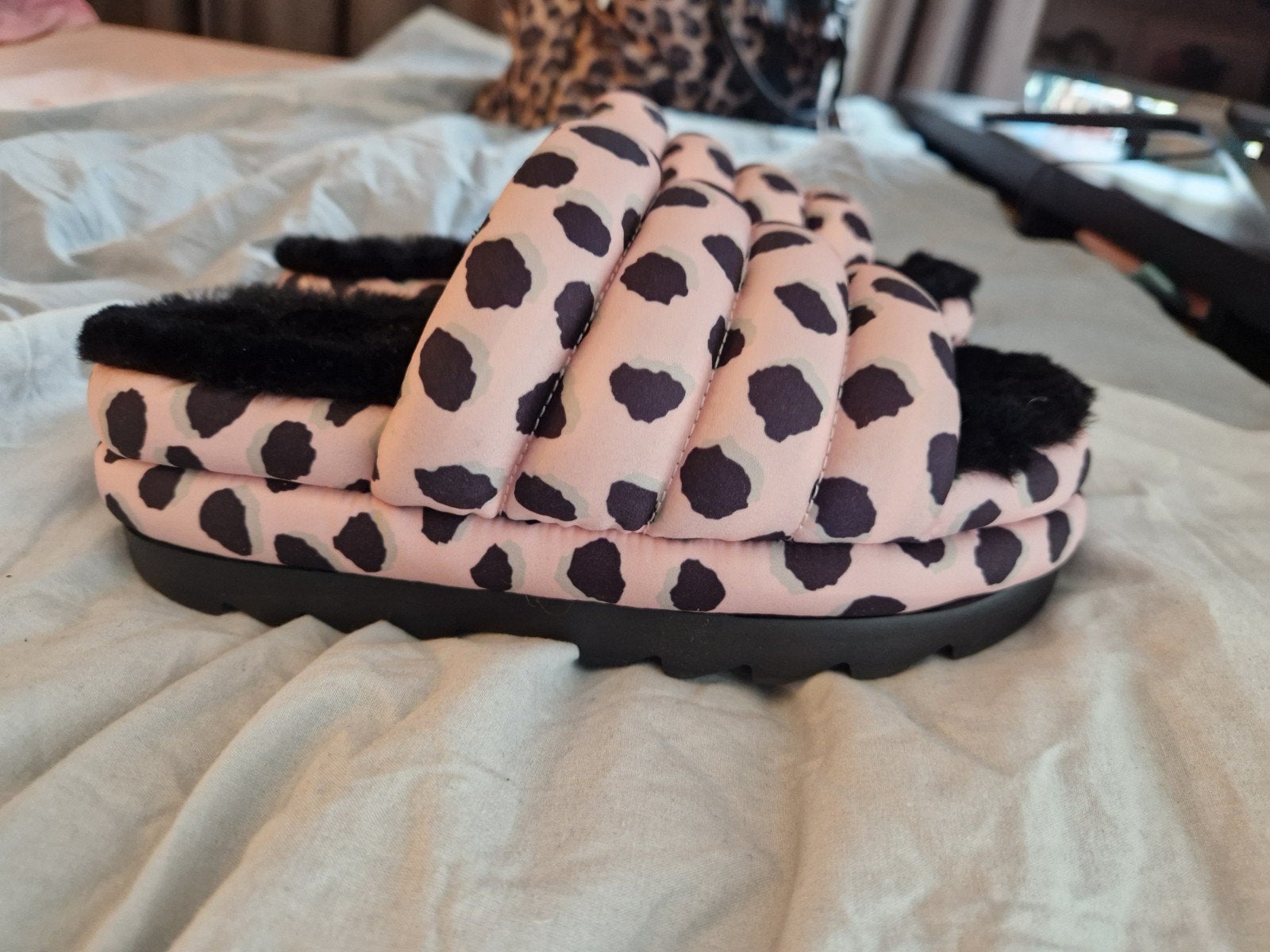 Ugg pantoffels roze maat 38, Kleding | Dames, Ophalen of Verzenden, Zo goed als nieuw, Roze, Pantoffels of Sloffen