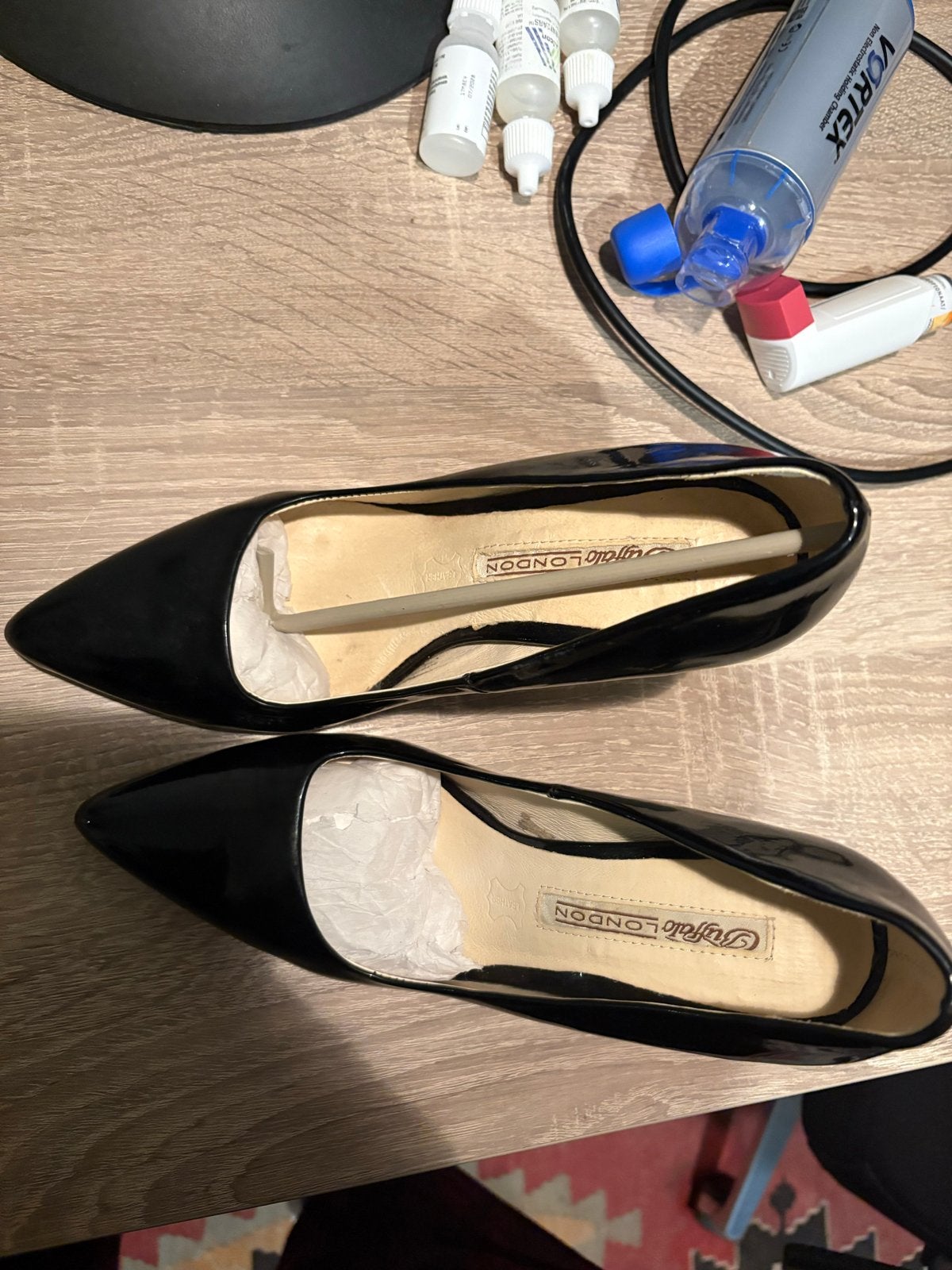 Buffalo London Zwarte Lakleren Pumps Maat 38, Kleding | Dames, Schoenen, Ophalen of Verzenden, Gedragen, Zwart, Pumps