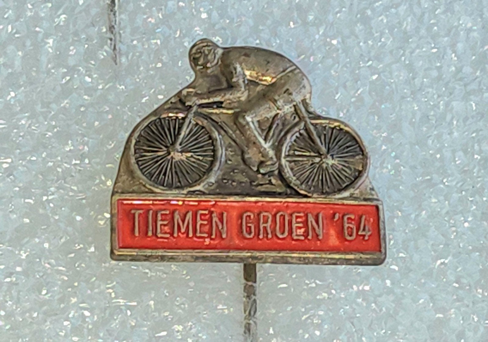 Vintage Speldje Wielrenner 'Tiemen Groen '64', Verzamelen, Speldjes, Pins en Buttons, Ophalen of Verzenden, Gebruikt, Overige onderwerpen