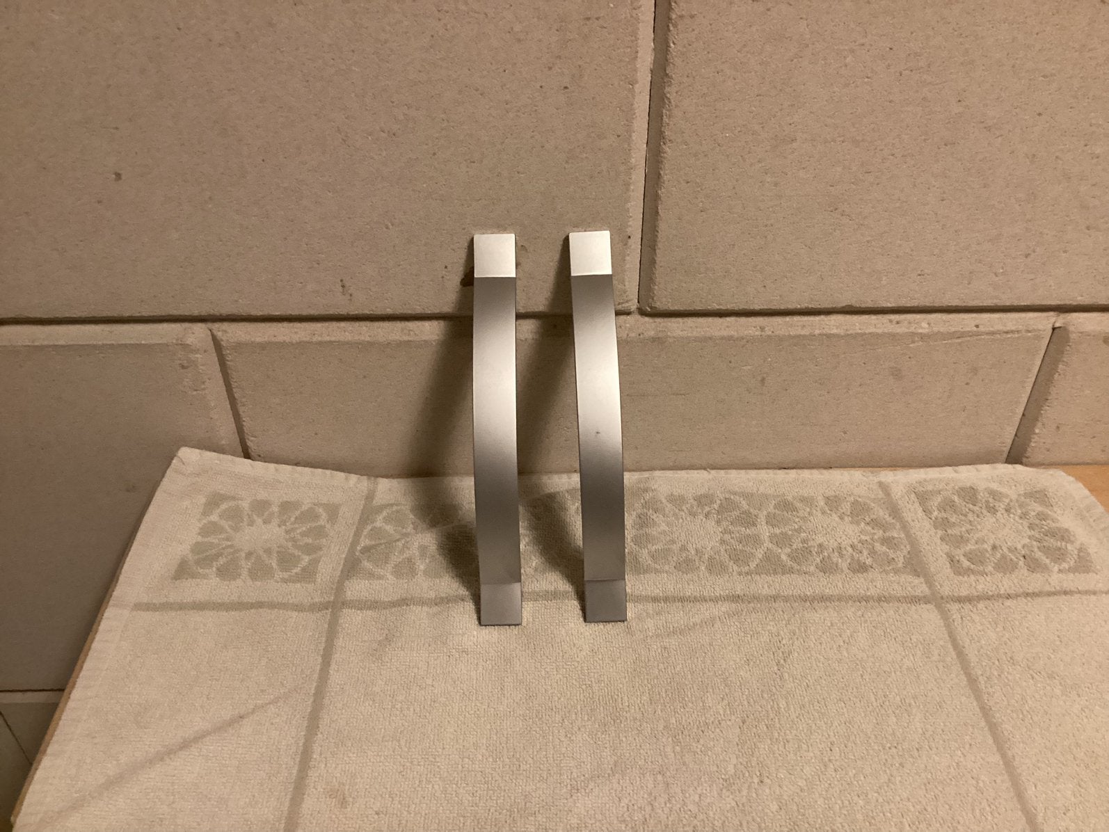 Te Koop : 2 st Nieuwe stevige RVS Handgrepen ., Minder dan 50 cm, Nieuw, Ophalen of Verzenden, Minder dan 25 cm