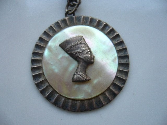 VINTAGE KETTING MET HANGER PARELMOER MET DAME, Verzenden, Overige materialen, Ketting