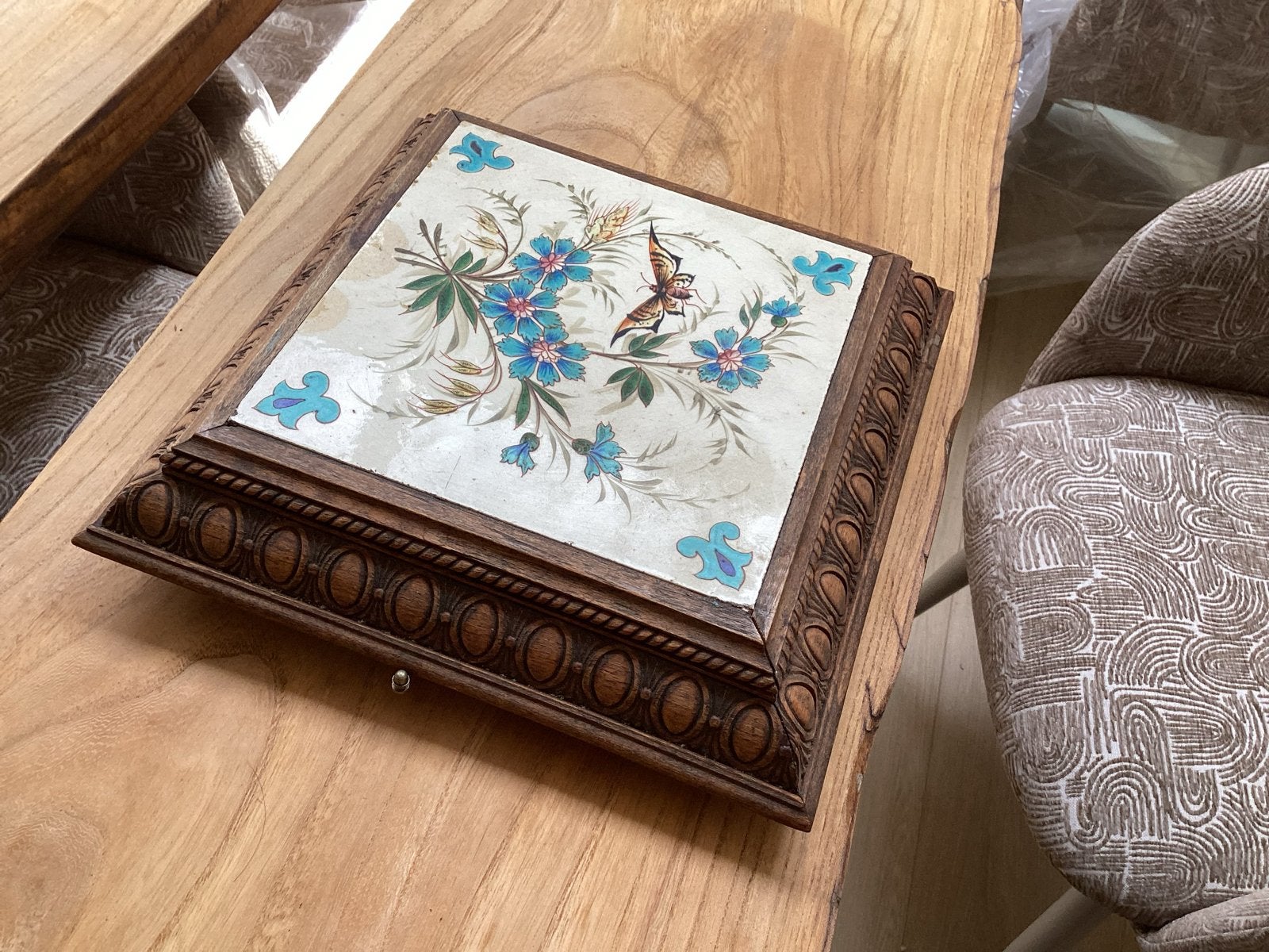 Antieke Muziekdoos "Le Favori" met Bloemen en Vlinder, Antiek en Kunst, Antiek | Overige Antiek, Ophalen