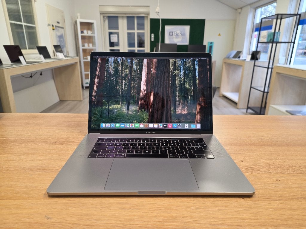 MacBook Pro | 15inch | Core i7 | 16GB | 1TB SSD | Radeon Pro, MacBook Pro, 1 TB of meer, 2 tot 3 Ghz, Qwerty