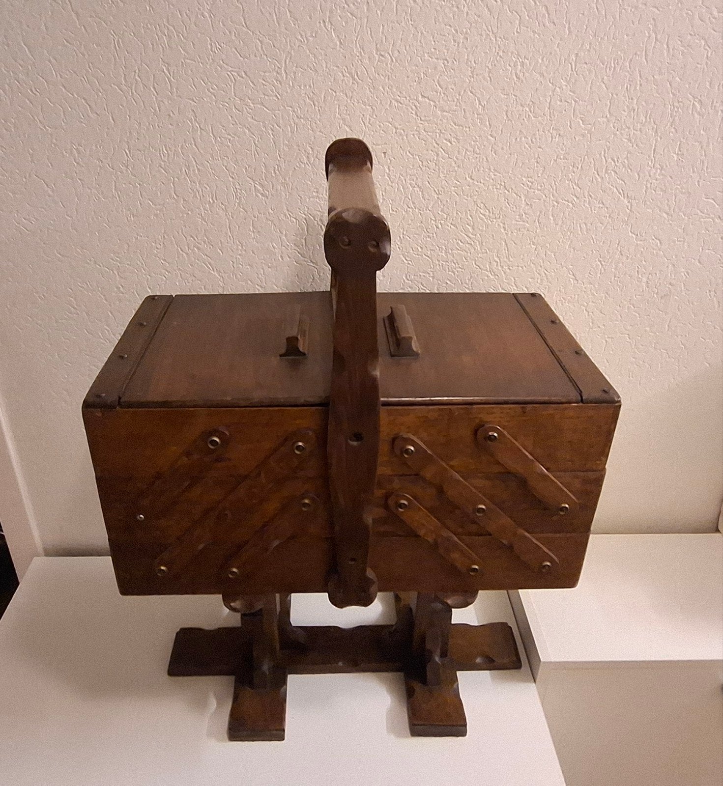 Antieke houten naaidoos op standaard, inklapbaar, Ophalen