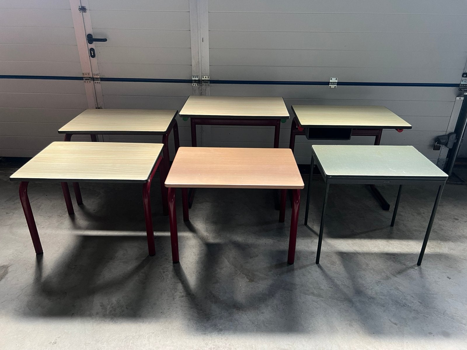 6 x leuke Vintage BUREAUTJES SCHOOLBANKJES KINDERTAFELTJES, Ophalen, Gebruikt, Tafel(s)