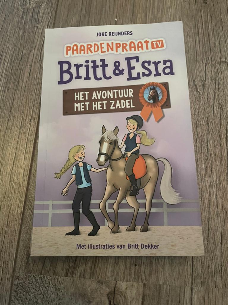 Britt& Esra “het avontuur onder het zadel, Ophalen, Zo goed als nieuw, Verhalen