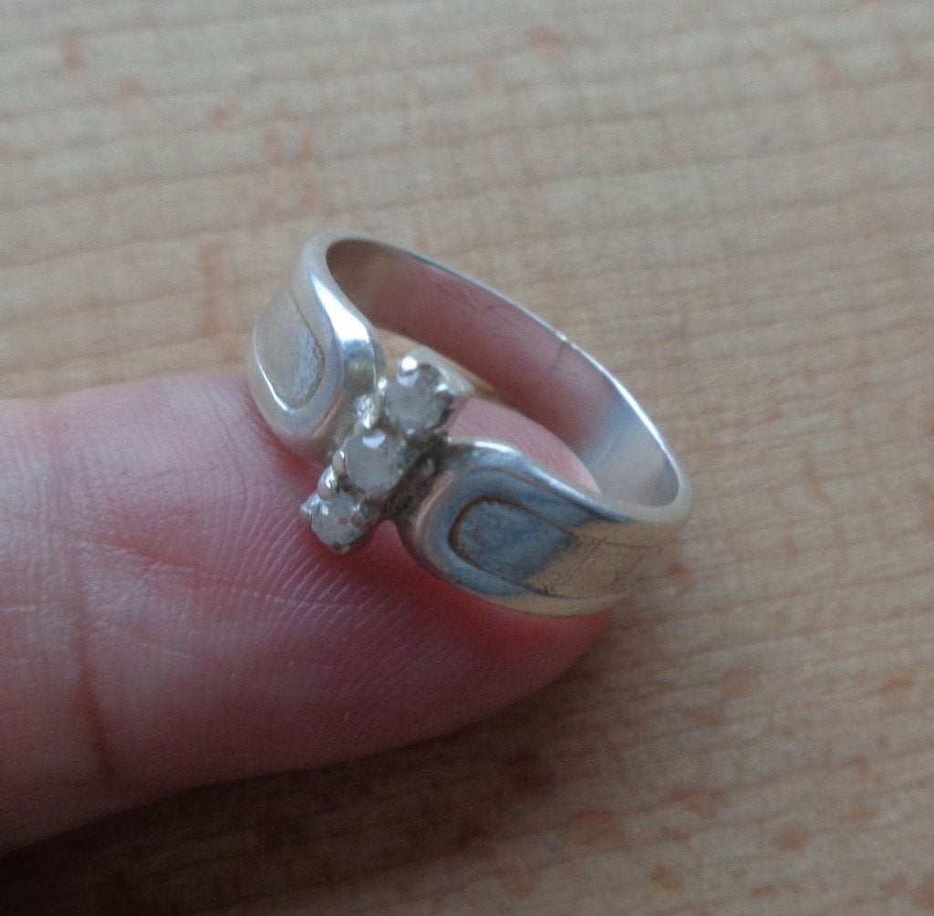 zilveren ring met drie heldere steentjes [199], Verzenden, Zo goed als nieuw, 17 tot 18, Dame