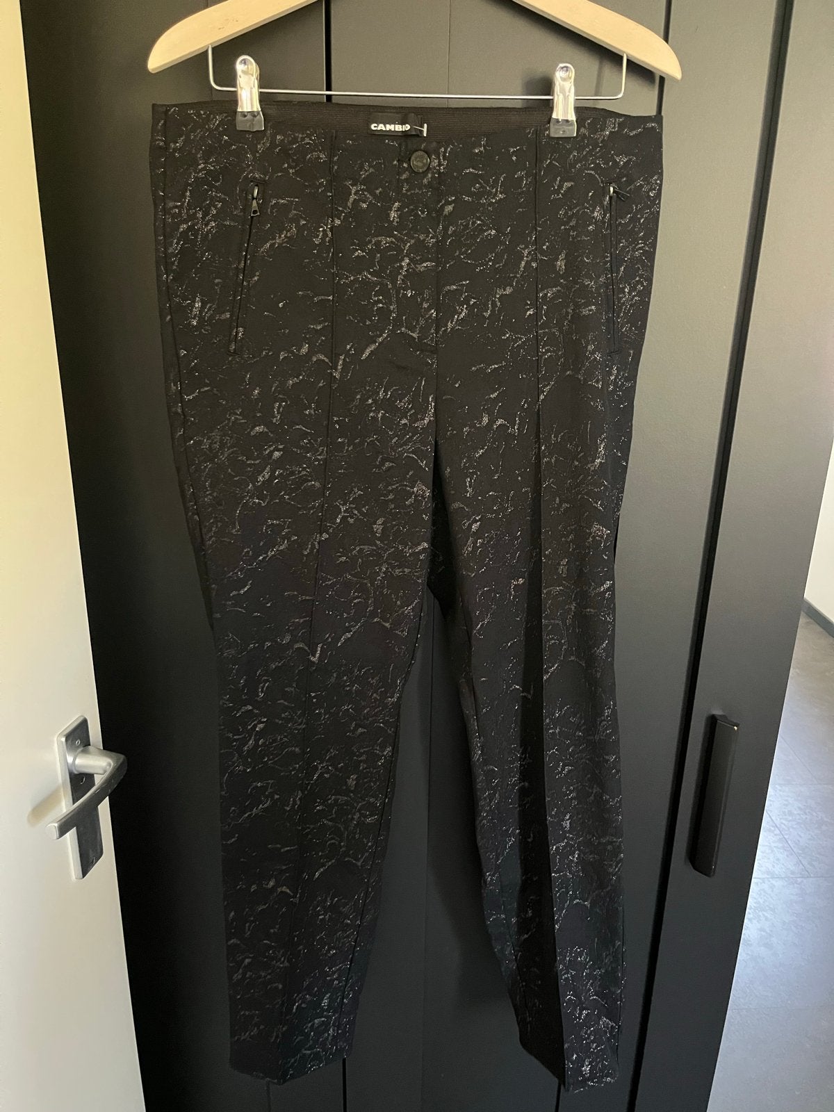 Cambio Ros Broek Zwart met Zilveren Print Maat 44, Zwart, Maat 42/44 (L), Ophalen of Verzenden, Zo goed als nieuw