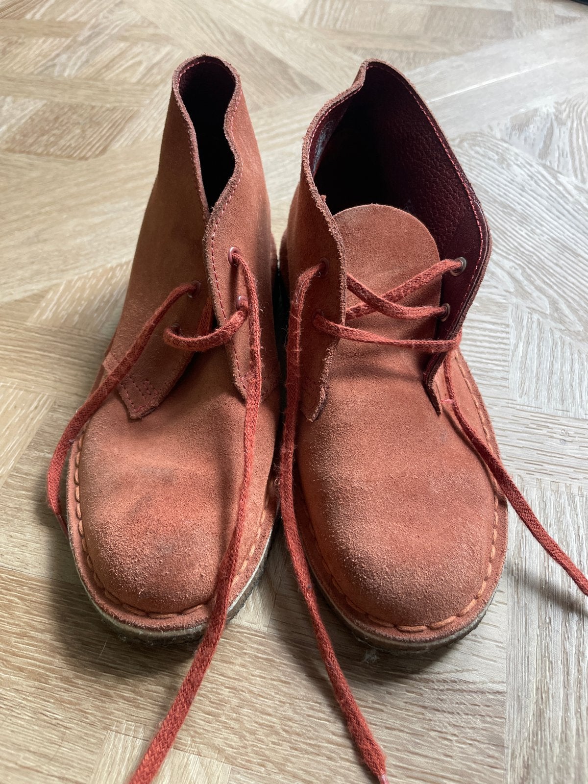 Prachtige oranje-rode CLARKS DESERTBOOTS - Maat 35 1/2, Ophalen of Verzenden, Zo goed als nieuw, Oranje, Lage of Enkellaarzen
