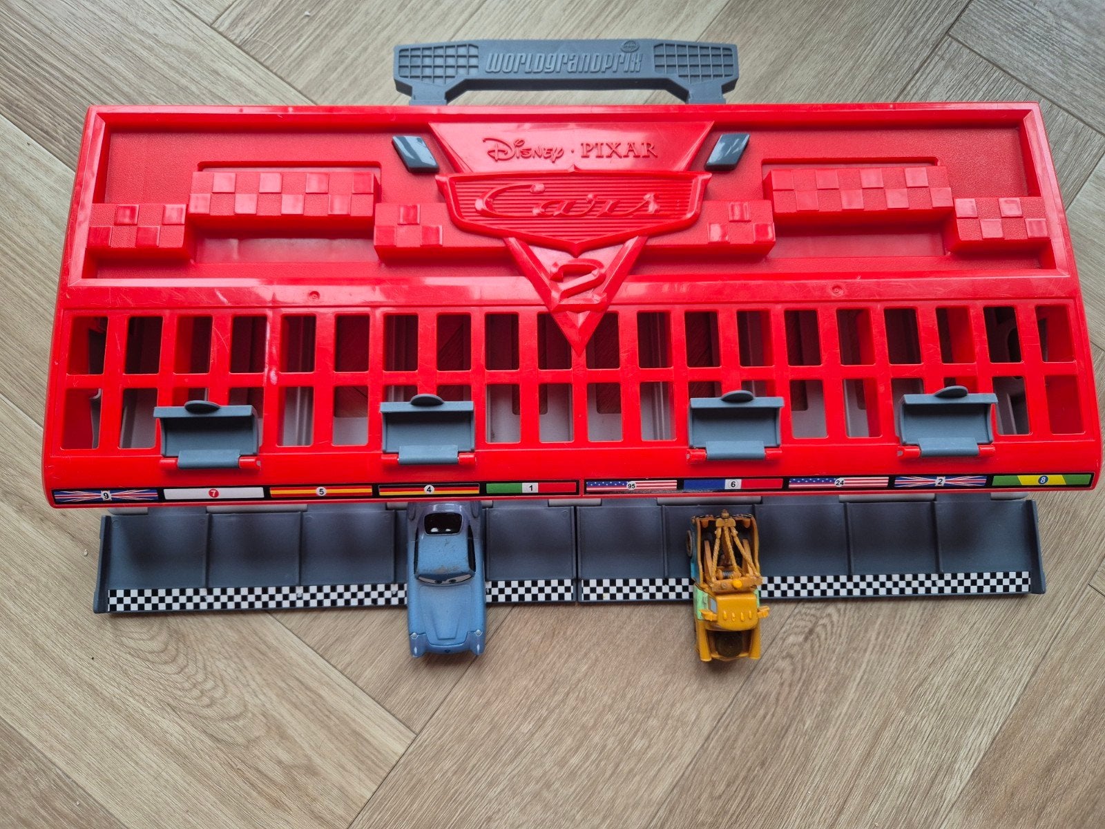 Disney Cars 2 World Grand Prix Race Launcher + 2 auto's, Kinderen en Baby's, Speelgoed | Speelgoedvoertuigen, Verzenden, Gebruikt
