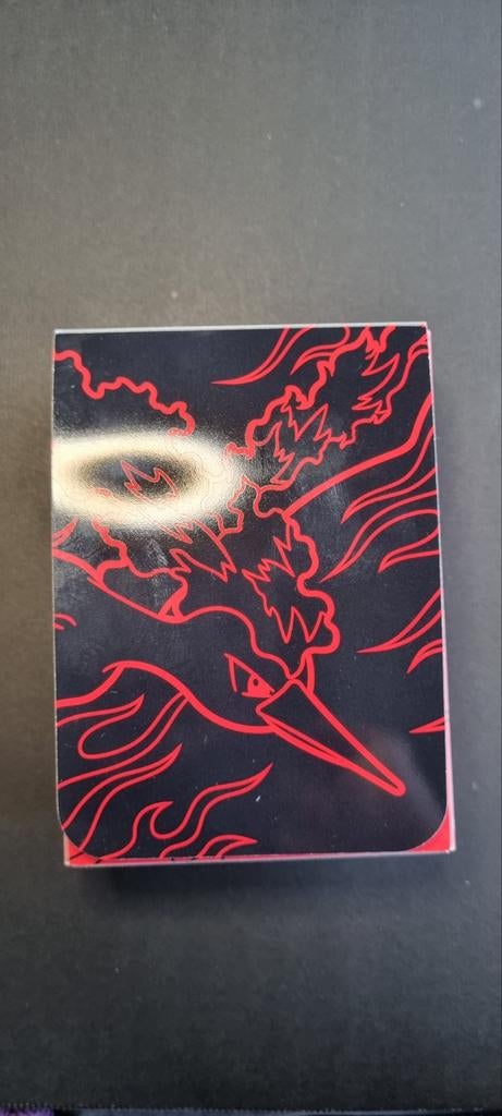 Team Rocket's Moltres ex Ultra-Premium Collection Deck Box, Ophalen of Verzenden, Zo goed als nieuw, Sleeves of Kaarthoesjes, Foil
