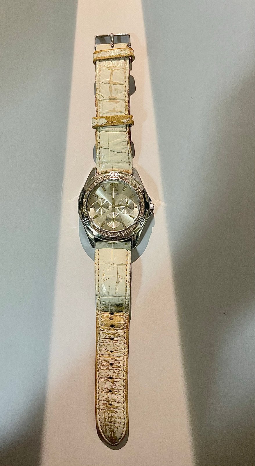Stijlvol Guess dameshorloge met strass en leren band, Staal, Guess, Polshorloge, Ophalen of Verzenden