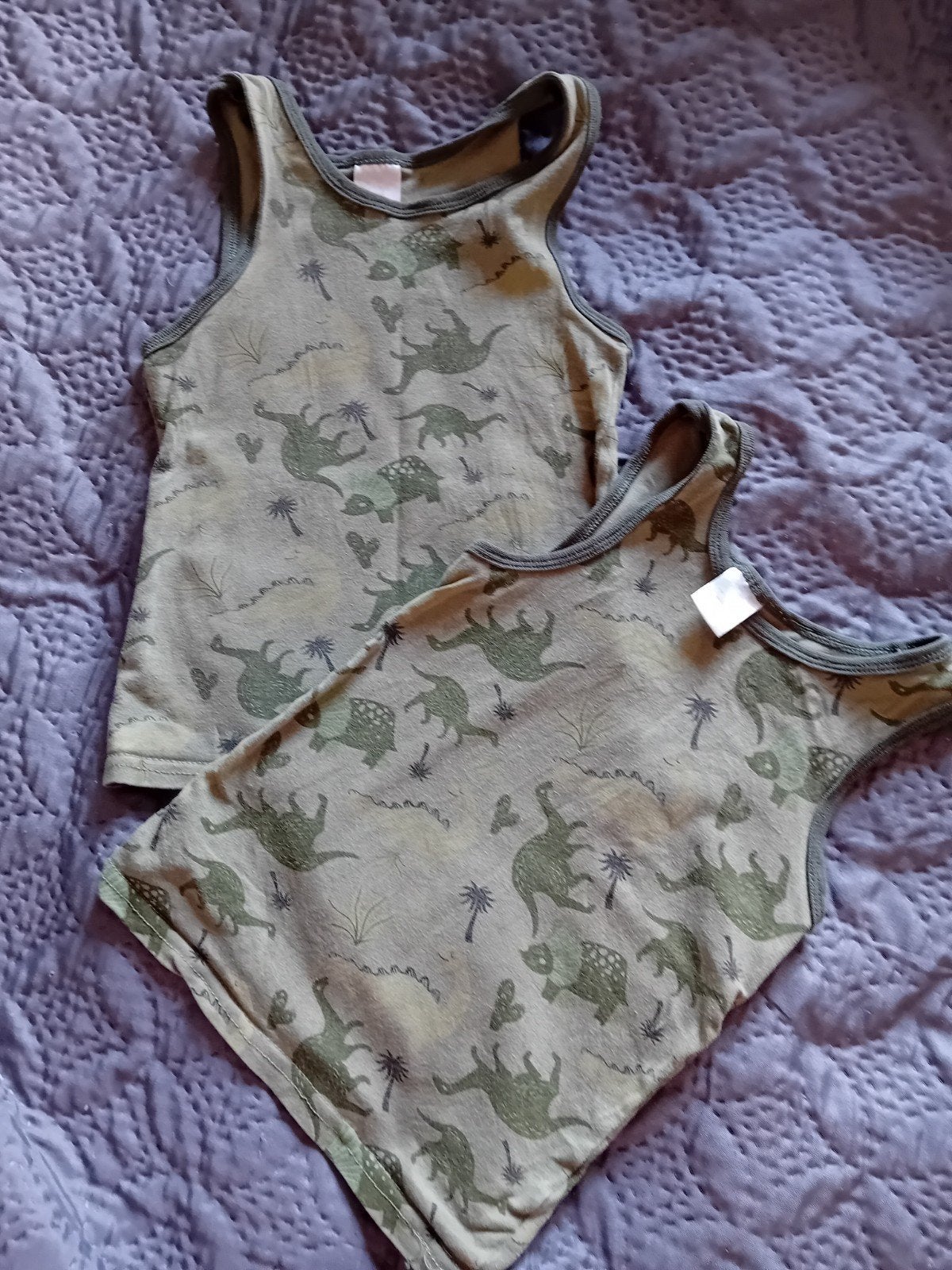 2x Hemdjes met Dinosaurusprint - Maat 98-104, Kinderen en Baby's, Kinderkleding | Maat 98, Ophalen of Verzenden, Gebruikt, Jongen