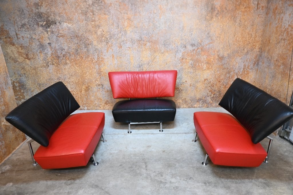 IZG staat 3 Leolux Akka design bankjes / chaise longues