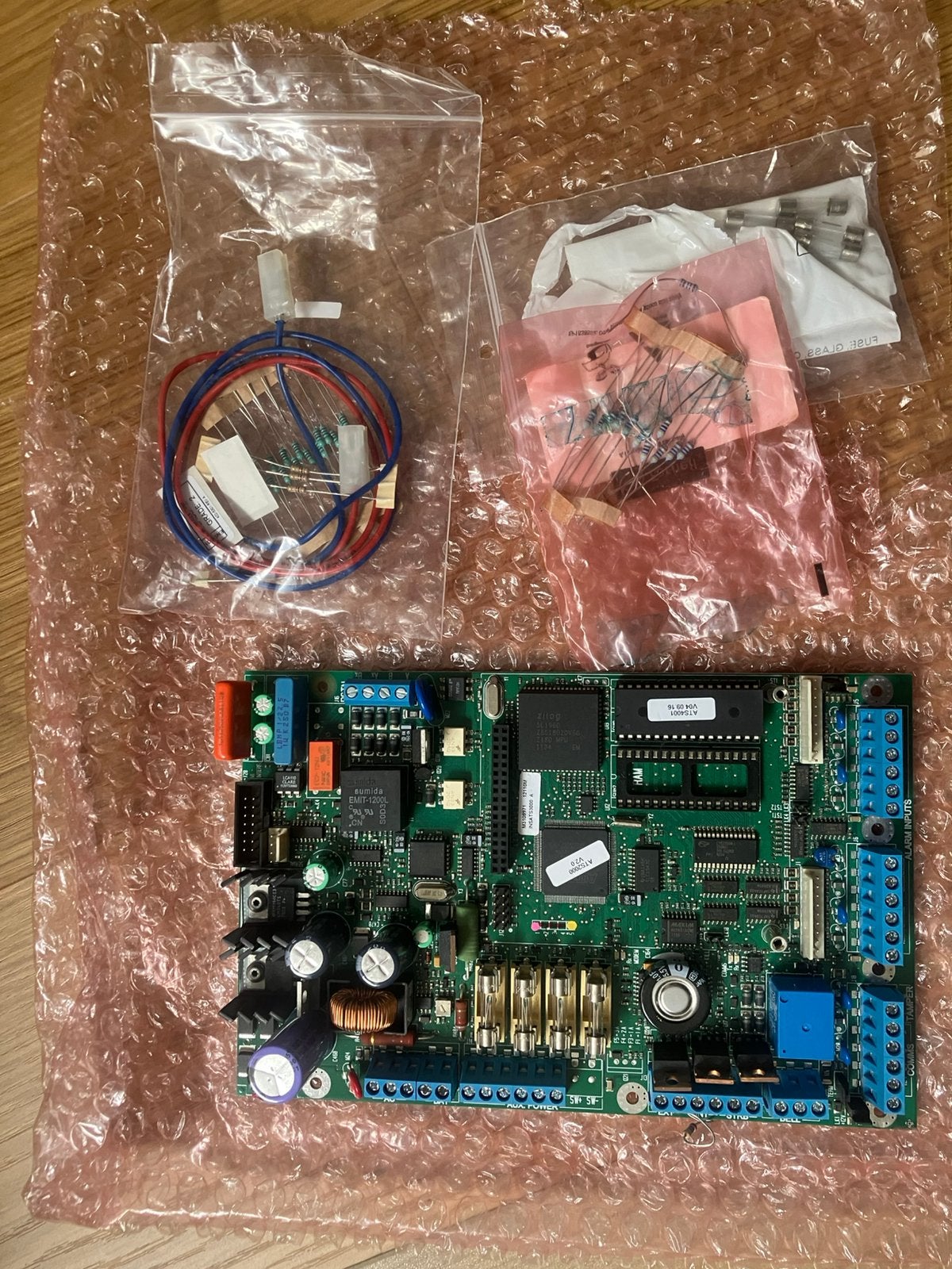 Aritech moederbord Ats4001 incl sirene (as270) en batterij, Ophalen of Verzenden, Zo goed als nieuw, Sirene, Overige soorten