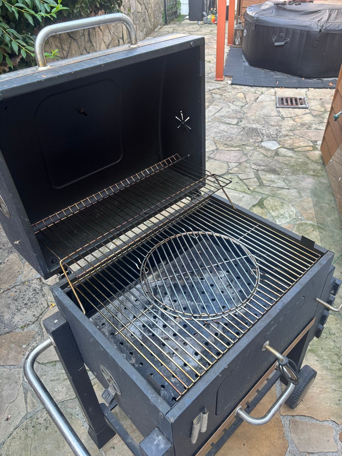 BBQ Grill met thermometer en zijtafels, Ophalen, Gebruikt