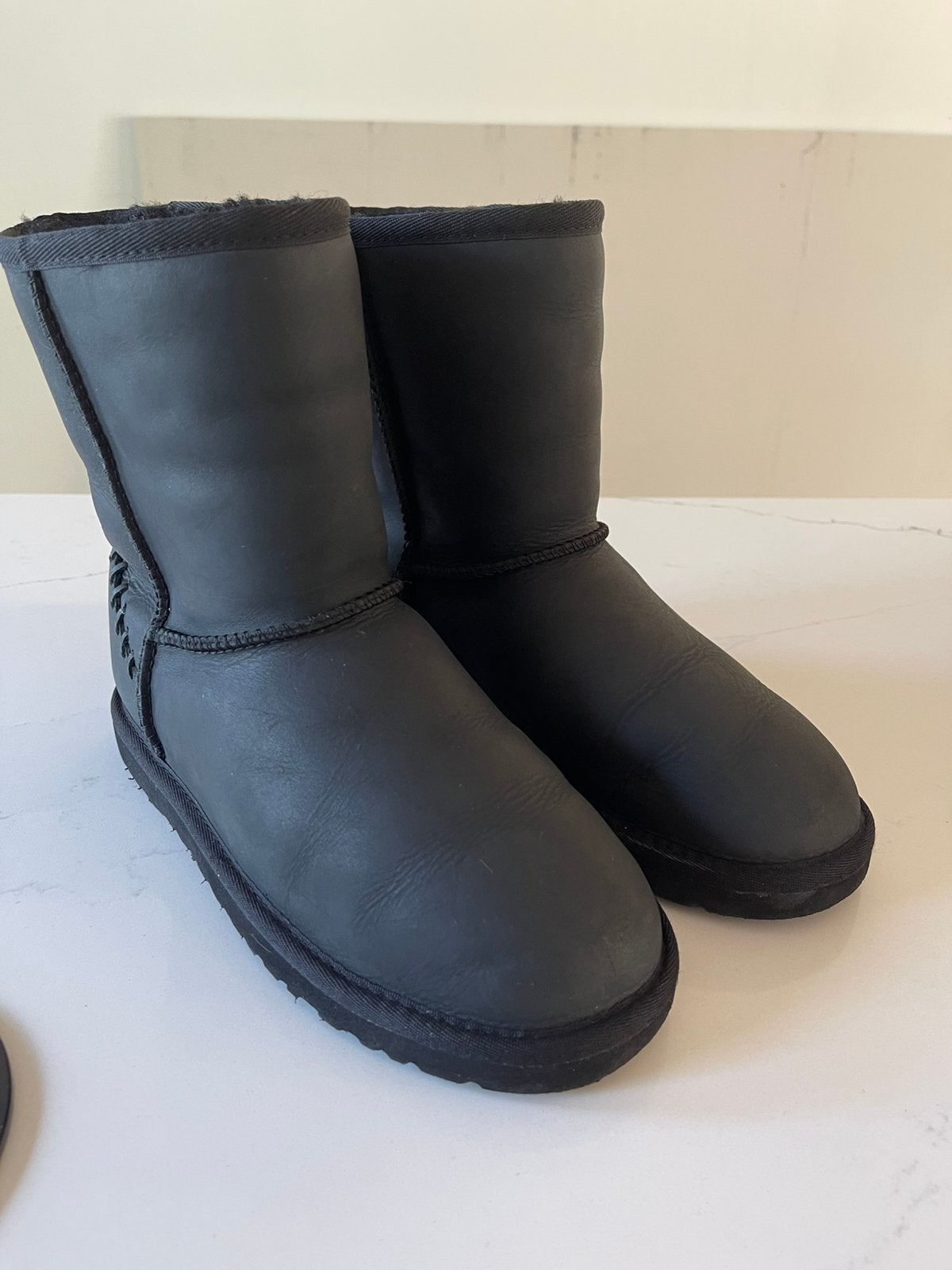 Uggs Classic Short Leather Maat 34., Kleding | Dames, Zwart, Lage of Enkellaarzen, Ophalen of Verzenden, Gedragen